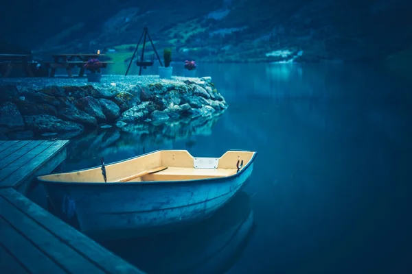 Boat and the Glacial Lake — Stock Photo, Image