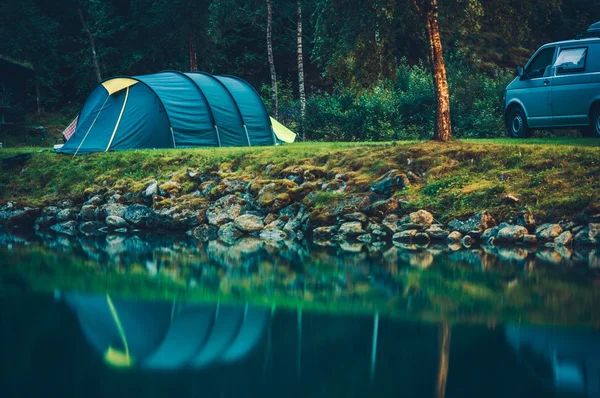 Camping on the Glaciar Lake — Stock Photo, Image