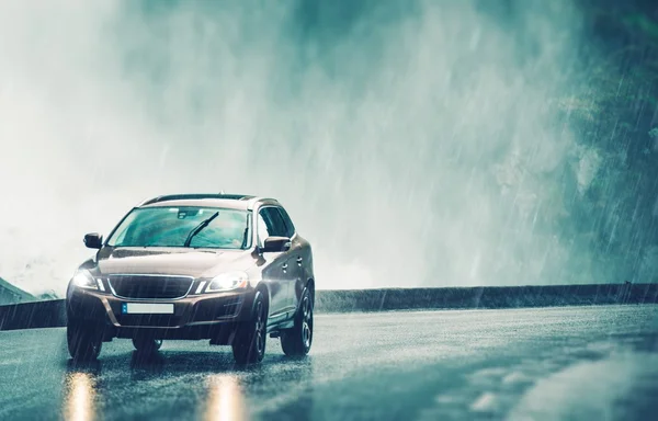 Carro de condução em chuva pesada — Fotografia de Stock