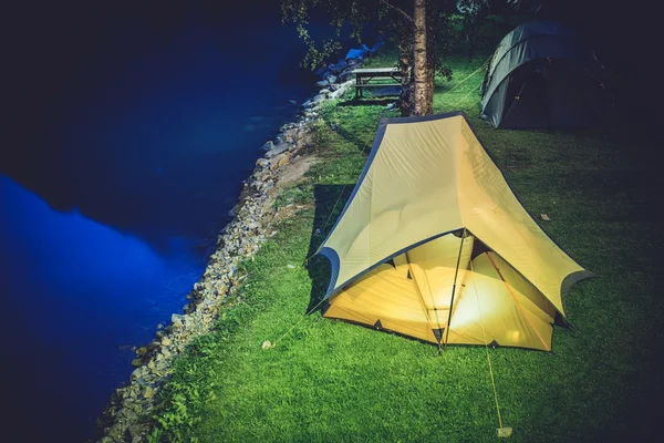 Camping tenda à noite — Fotografia de Stock