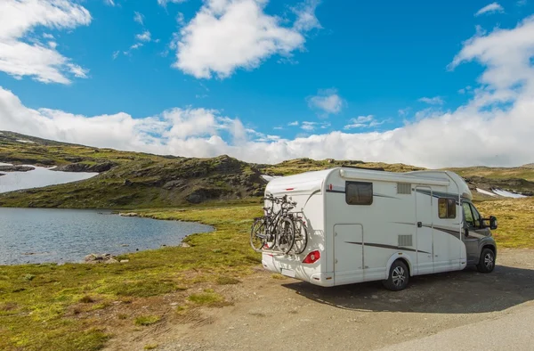 Vild Camping i en husbil — Stockfoto