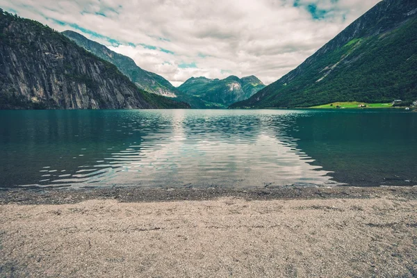 Glacial Lake Beach na Noruega — Fotografia de Stock