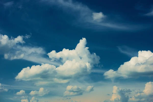 Perfekter bewölkter blauer Himmel — Stockfoto