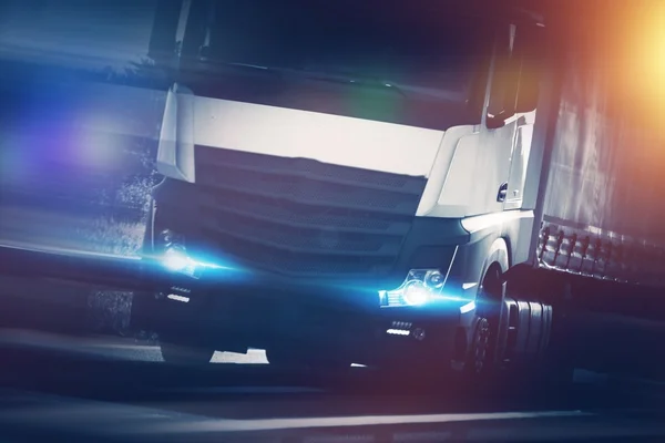 Скоростной полугрузовик — стоковое фото