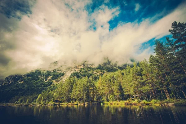 Scenic góry rzeki miejsce — Zdjęcie stockowe