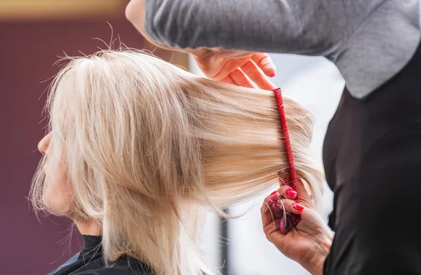 Mujer rubia peinado de pelo — Foto de Stock
