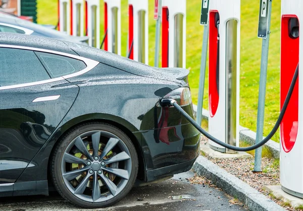 Carga de batería de coche eléctrico —  Fotos de Stock