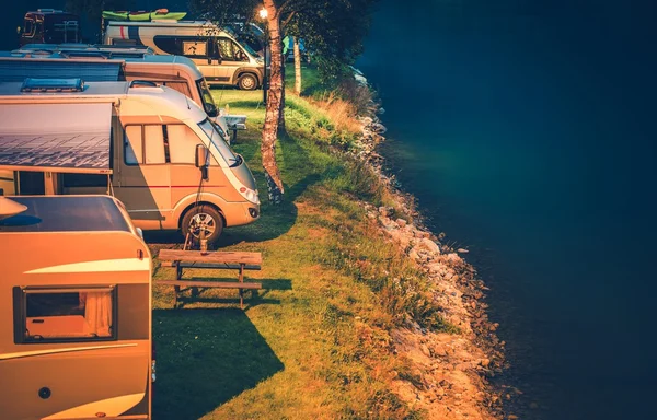 Parque de estacionamento Acampar à noite — Fotografia de Stock