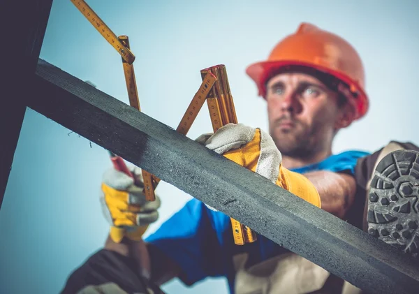 Konstruktion mäter. Byggnadsarbetare med mätverktyg — Stockfoto