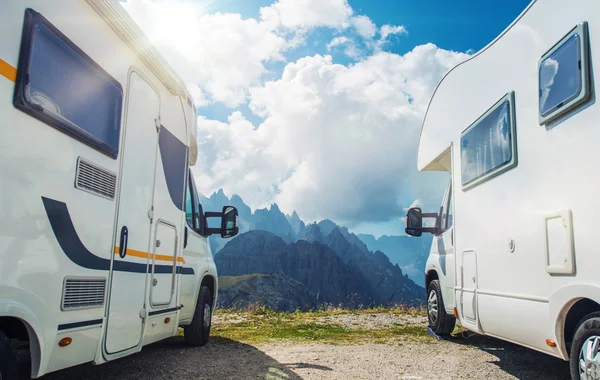 Vysoké hory karavan Camping — Stock fotografie