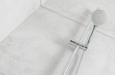 Banyo duş kabini ve su jeti kafası. Gri Seramik Döşemeler. Temiz Banyo İçi.