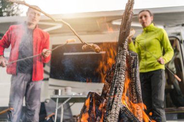 Kamp teması. 40 'larındaki Kafkas Dostları ve Kamp Saati. Ateşte biraz yemek yapıyorum. Açık hava ve Eğlence.