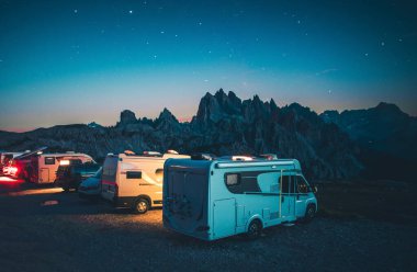 Geceleri Ridge 'deki Kamp Vans Motorlu Evleri. İtalyan Dolomitleri 'nde Dağ Karavanı Kampı. Yıldızlı Yaz Gökyüzü.