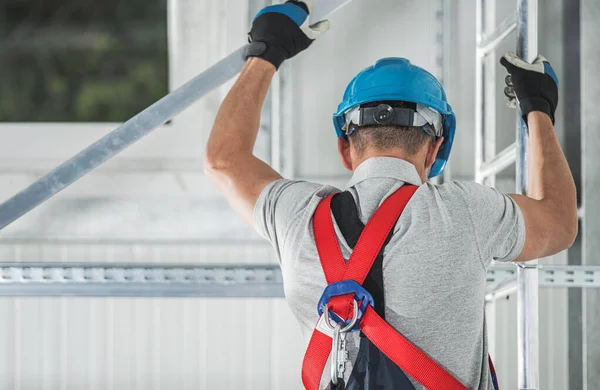 Construction Worker Wearing Safety Harness Climbing Aluminium Scaffolding Construction Zone — Stock Photo, Image