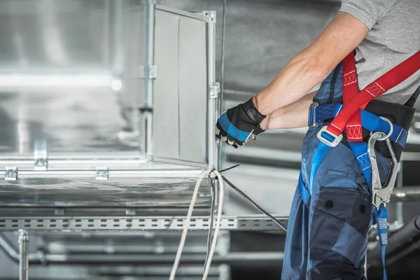 Industrial Theme Heating Cooling Air Shaft Building Caucasian Hvac Technician — Stock Photo, Image