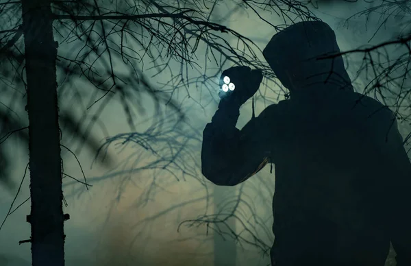 彼の40代の男性は夜に暗い霧の森の中の懐中電灯で 夜間に捜索を行う 行方不明者のテーマ — ストック写真