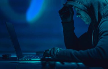 Bilgisayarının önünde Kara Başlıklı Korsan başka bir siber suça hazırlanıyor.. 