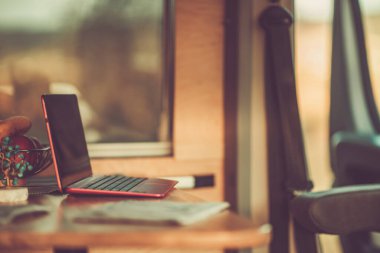 Kamp teması. Karavan Kamp Van Masasında dizüstü bilgisayar. Uzak bir yer çalışıyor. Yoldayken Kablosuz Teknolojiler.