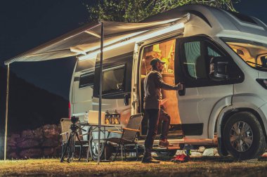 Akşamüstü Kafkasyalı Adamlar ve Kamp Minibüsü. Karavan Karavan Parkı Kampı. Seyahat ve Eğlence Araçları TemasıName.