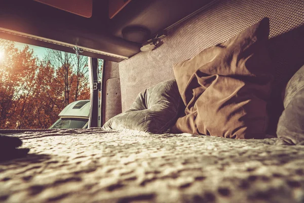 宿舍车舒适的床与枕头和室外景观 后门打开了 新鲜空气进来了 Rving主题 — 图库照片