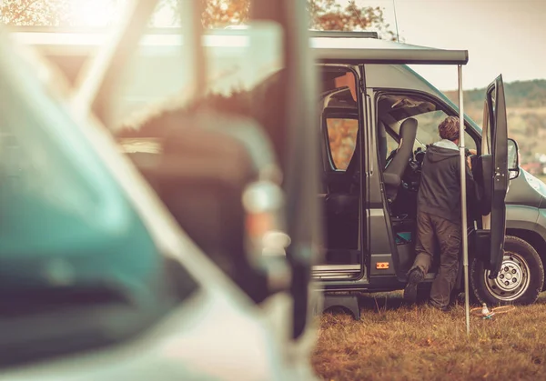 Van Life Thema Camper Vans Recreatieve Voertuigen Camping Blanke Mannen — Stockfoto