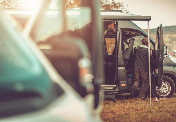 Tema Van Life Camper Vans Veículos Recreativos Camping Homens Caucasianos — Fotografia de Stock