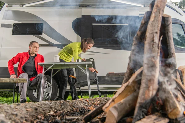 Καυκάσιος Ζευγάρι Διασκεδάζοντας Μπροστά Από Campfire Κατά Διάρκεια Σαββατοκύριακο Camper — Φωτογραφία Αρχείου