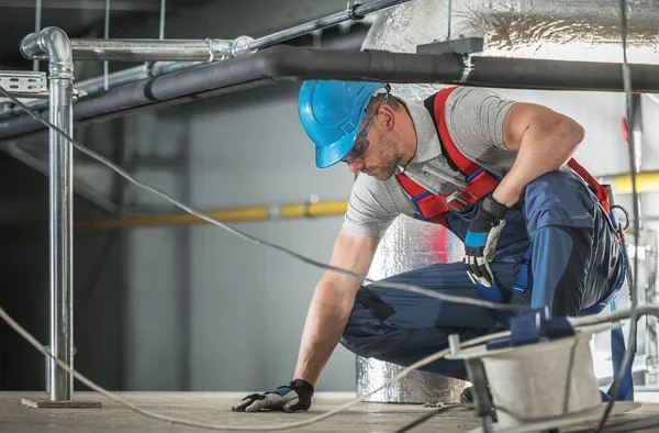白人Hvac员工40多岁 身穿职业安全帽 在仓库大楼空气循环系统内工作 冷却和空气过滤 — 图库照片