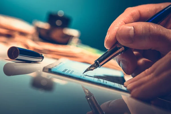 Homens Caucasianos Escrevendo Pay Check Usando Caneta Tinteiro Pagamento Preparando — Fotografia de Stock