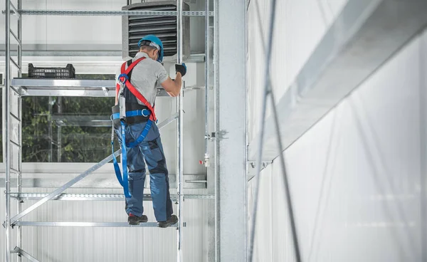 Vit Arbetare Årsåldern Klättring Byggnadsställning Aluminium Working Area Lagerinredning Säkerhetssele — Stockfoto