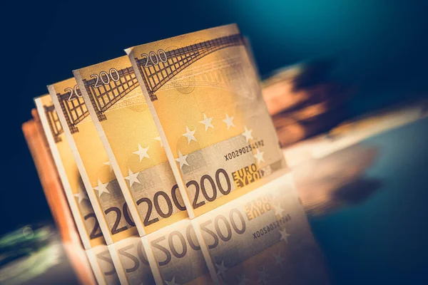 Duzentas Notas Euro Mesa Vítrea Sistema Bancário Europeu Tema Economia — Fotografia de Stock