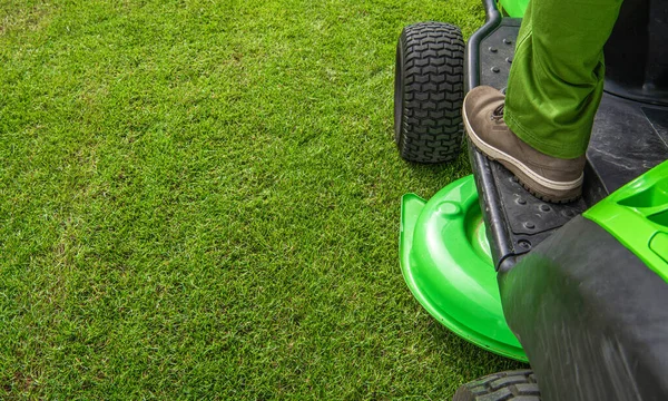 Pro Gardener Och Hans Utrustning Professionell Grass Mowing Traktor Mower — Stockfoto