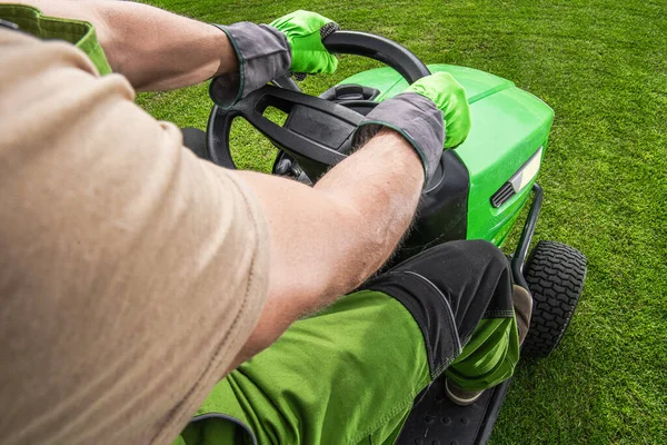 Caucasian Gardener His Professional Grass Mowing Tractor Cutting Backyard Grass — Stock Photo, Image