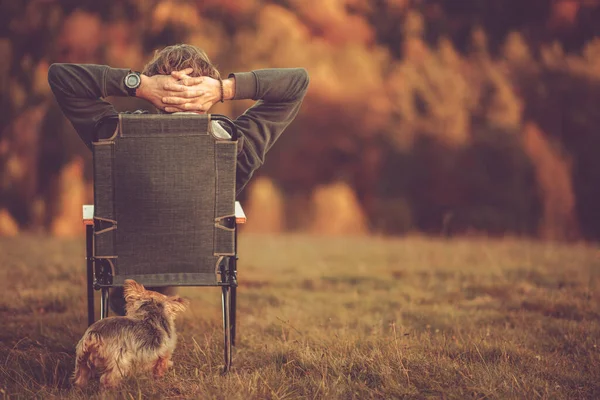 Hombres Caucásicos Jubilados Años Disfrutando Vida Libre Estrés Naturaleza Sentarse —  Fotos de Stock