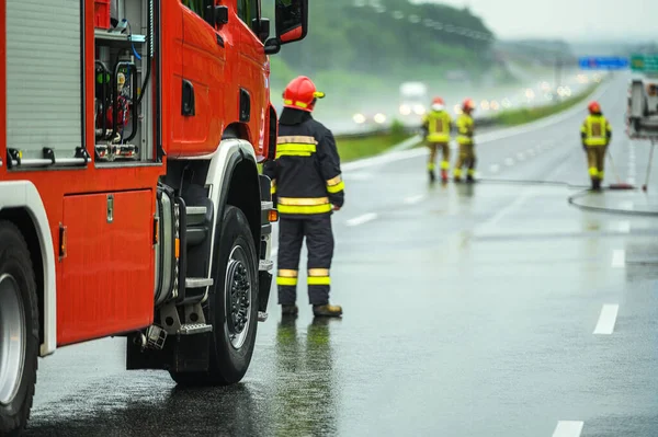 高速道路の交通事故緊急消防士 雨の日運転条件が悪い — ストック写真