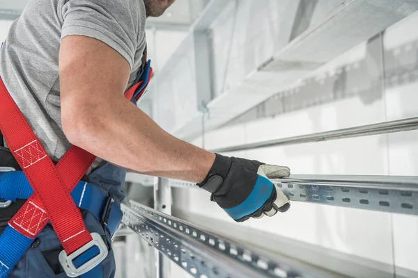 Kaukasische Werknemer Bewegende Aluminium Frame Elementen Het Magazijn Close Veiligheidsgordeluitrusting — Stockfoto