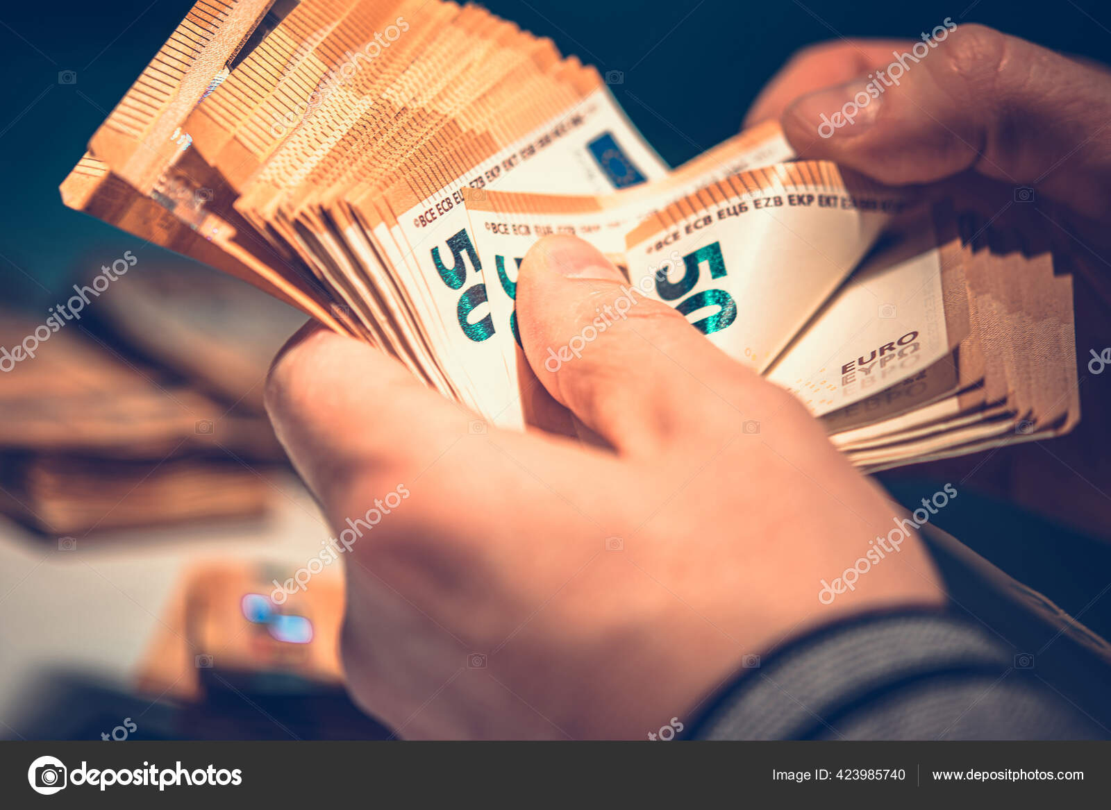 40多岁的白人男人手里拿着欧元钞票欧洲货币——图库图片© welcomia #423985740