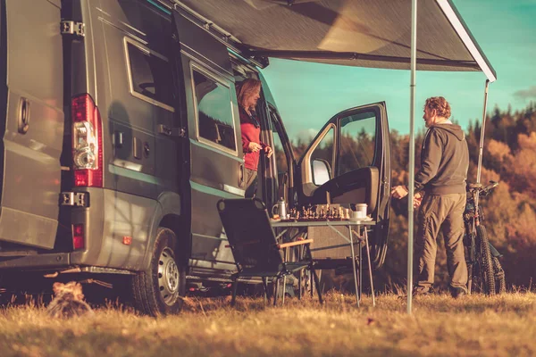 Pareja Blanca Escapada Fin Semana Camper Van Boondocking Lugar Remoto —  Fotos de Stock