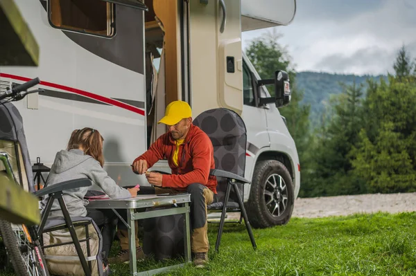 Kaukázusi Apa Lányával Modern Camper Van Osztályú Lakókocsi Mellett Lóg — Stock Fotó