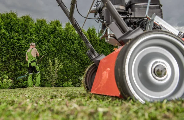 Gartenarbeit Garten Mit Rasenbelüfter Maschine Und Arbeitender Kaukasischer Gärtner Gartengeräte — Stockfoto