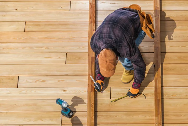 Kaukasischer Arbeiter Baut Holzdeck Für Seinen Hinterhofgarten Ansicht Von Oben — Stockfoto
