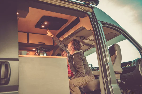 Hombres Caucásicos Apagando Camper Van Roof Mounted Air Condition Unit — Foto de Stock