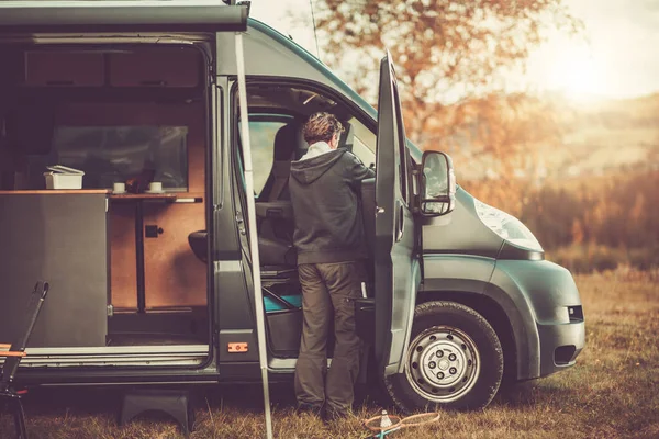 Hombres Caucásicos Sus Años Con Vehículo Recreativo Clase Camper Van —  Fotos de Stock