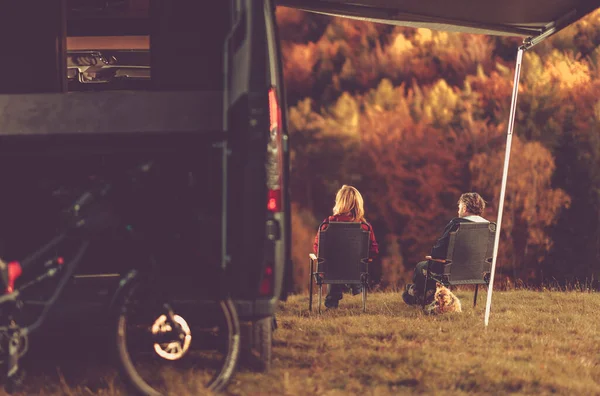 Scenic Fall Foliage Camper Camping Kaukasiska Par Sittplatser Bredvid Deras — Stockfoto