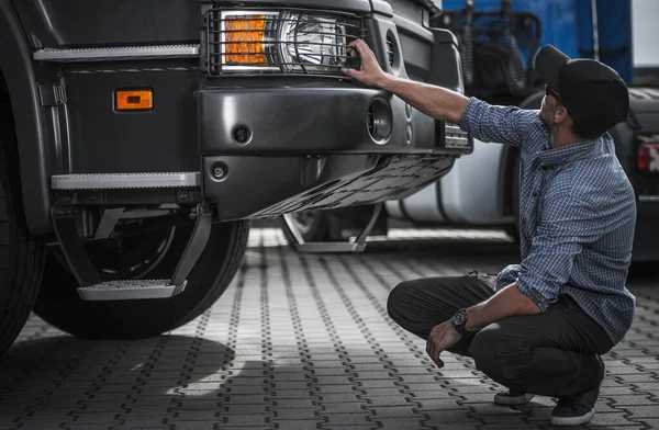 Camionero Caucásico Preparándose Para Obtener Nuevo Alquiler Semirremolques Para Todo — Foto de Stock