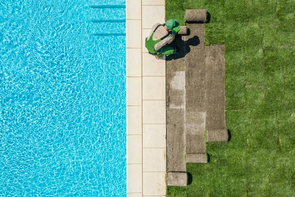 在有大型室外游泳池的住宅花园中 白人园艺师完成草场的工作 天然草皮安装 — 图库照片