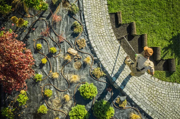 Kaukasischer Landschaftsspezialist Für Die Fertigstellung Eines Neu Entwickelten Gartens Verlegung — Stockfoto