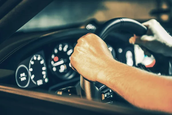 Homens Caucasianos Dirigindo Seu Carro Exótico Mãos Volante Fechar Tema — Fotografia de Stock