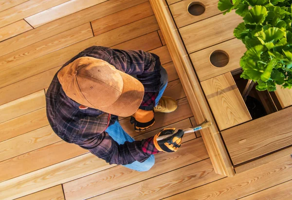 Hombres Caucásicos Sus Años Pintura Pincel Jardín Jardín Jardinera Madera —  Fotos de Stock