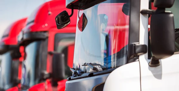 Semi Trucks Dealership Business Concept Rangée Semi Tracteurs Neufs Occasion — Photo